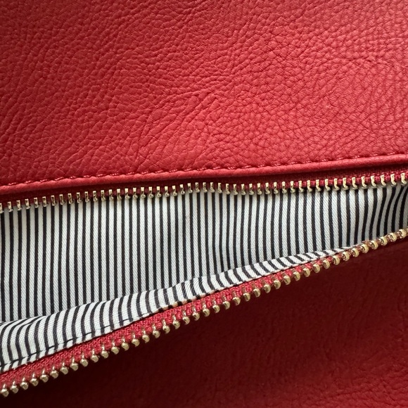 Red faux leather cross-body bag, gold accents, new without tags - Picture 5 of 8